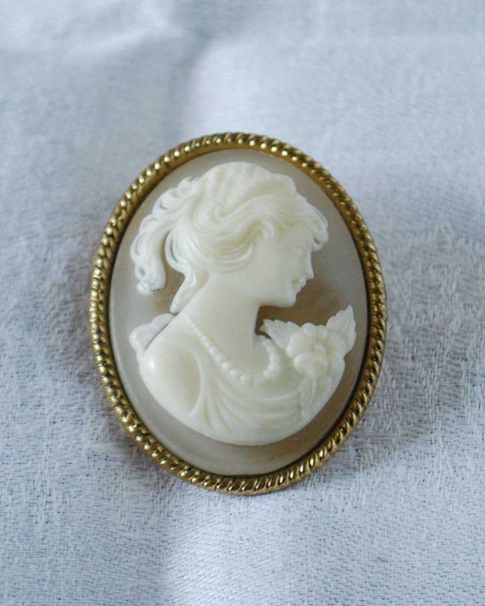 アンティーク その他の雑貨　アンティーク雑貨　美しい女性が微笑むカメオが魅力、優雅なアクセサリーアンティークのスカーフ留め。上から見るとこんな感じですアンティークなので多少のキズ・汚れがある場合がありますが、使用上問題はありませんので、ご了承下さい。(h-491-z)