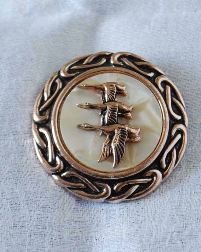 アンティーク その他の雑貨　アンティーク雑貨　白鳥（スワン）が飛んでいるイギリスで買い付けてきたアンティークスカーフ留め。年月を重ねた大人の雰囲気現代作られたものとは、なんだか雰囲気が違うアンティークのアクセサリー。(h-492-z)