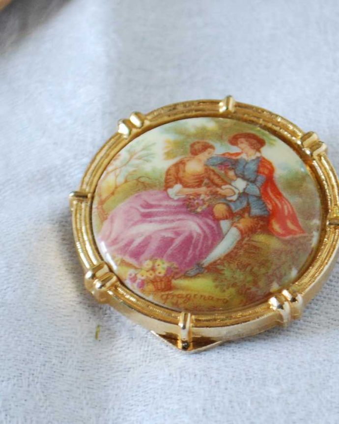 アンティーク その他の雑貨　アンティーク雑貨　ゴールドの縁どりとロマンチックなデザインのアンティークスカーフ留め。年月を重ねた大人の雰囲気現代作られたものとは、なんだか雰囲気が違うアンティークのアクセサリー。(h-493-z)