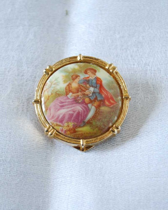 アンティーク その他の雑貨　アンティーク雑貨　ゴールドの縁どりとロマンチックなデザインのアンティークスカーフ留め。上から見るとこんな感じですアンティークなので多少のキズ・汚れがある場合がありますが、使用上問題はありませんので、ご了承下さい。(h-493-z)