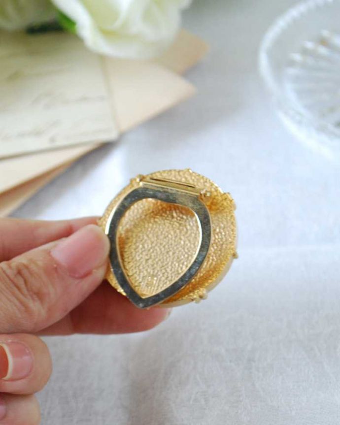 アンティーク その他の雑貨　アンティーク雑貨　ゴールドの縁どりとロマンチックなデザインのアンティークスカーフ留め。裏から見ると･･･リングの部分にスカーフを入れて留めるだけ。(h-493-z)