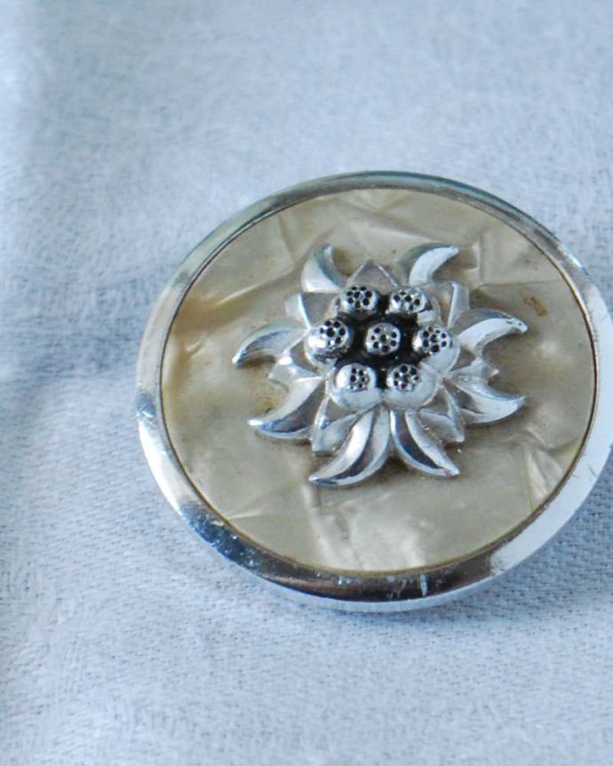 アンティーク その他の雑貨 アンティーク雑貨 お花の装飾が上品なイギリスで買い付けてきたアンティークのスカーフ留め。年月を重ねた大人の雰囲気現代作られたものとは、なんだか雰囲気が違うアンティークのアクセサリー。(h-494-z)