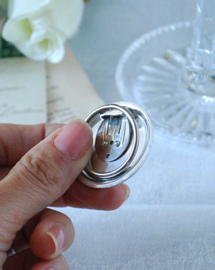 アンティーク その他の雑貨　アンティーク雑貨　薔薇のイギリスで買い付けてきたアンティークのスカーフ留め（スカーフリング）。裏から見ると･･･リングの部分にスカーフを入れて留めるだけ。(h-497-z)