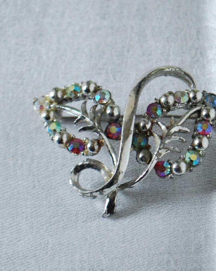 アンティーク その他の雑貨　アンティーク雑貨　七色にキラキラ輝くイギリス輸入のアンティークブローチ （ヴィンテージアクセサリー）。年月を重ねた大人の雰囲気現代作られたものとは、なんだか雰囲気が違うアンティークのアクセサリー。(h-526-z)