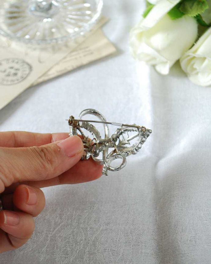 アンティーク その他の雑貨　アンティーク雑貨　七色にキラキラ輝くイギリス輸入のアンティークブローチ （ヴィンテージアクセサリー）。裏から見ると･･･ちゃんと磨いて、キレイにお直ししたのでしっかり使えます。(h-526-z)