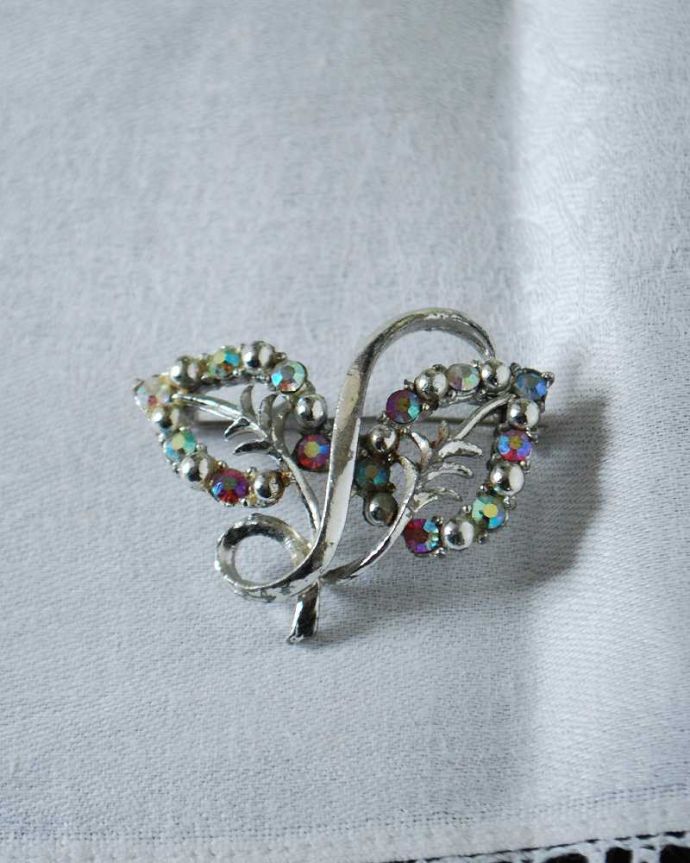 アンティーク その他の雑貨　アンティーク雑貨　七色にキラキラ輝くイギリス輸入のアンティークブローチ （ヴィンテージアクセサリー）。上から見るとこんな感じですアンティークなので多少のキズ・汚れがある場合がありますが、使用上問題はありませんので、ご了承下さい。(h-526-z)