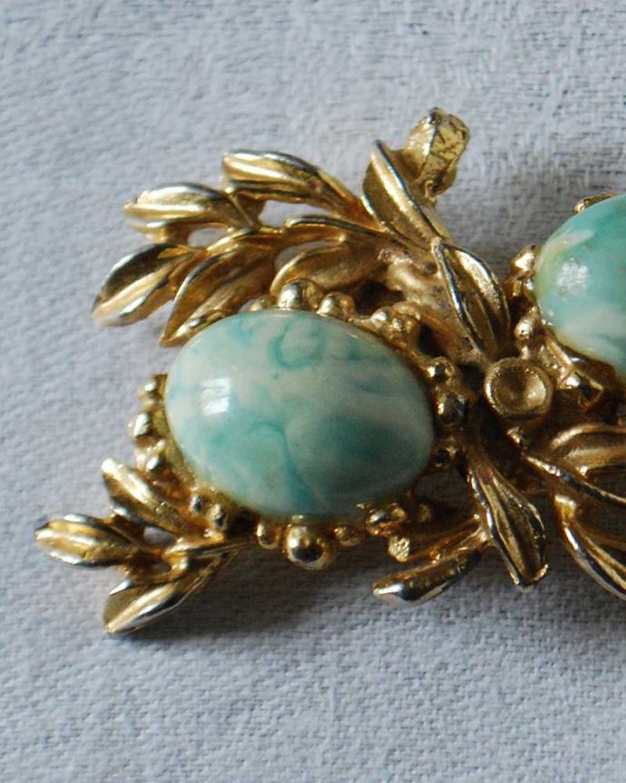 アンティーク その他の雑貨　アンティーク雑貨　イギリスで見つけたゴールドの装飾が美しいアンティークブローチ。年月を重ねた大人の雰囲気現代作られたものとは、なんだか雰囲気が違うアンティークのアクセサリー。(h-530-z)