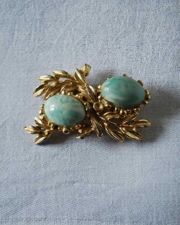 アンティーク その他の雑貨　アンティーク雑貨　イギリスで見つけたゴールドの装飾が美しいアンティークブローチ。上から見るとこんな感じですアンティークなので多少のキズ・汚れがある場合がありますが、使用上問題はありませんので、ご了承下さい。(h-530-z)