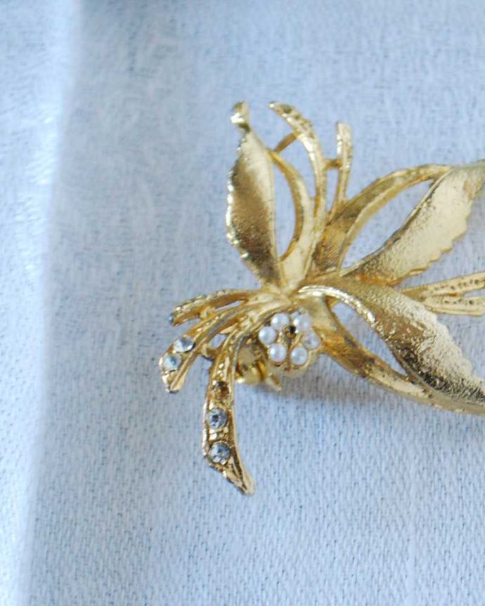 アンティーク その他の雑貨 アンティーク雑貨 イギリスで見つけたアンティークアクセサリー、ゴールドの上品なブローチ。年月を重ねた大人の雰囲気現代作られたものとは、なんだか雰囲気が違うアンティークのアクセサリー。(h-541-z)