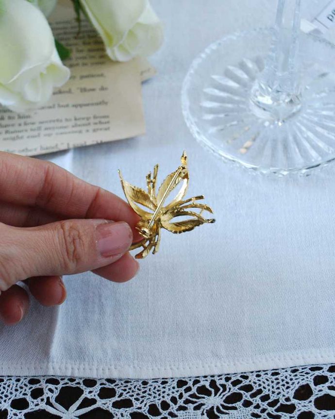 アンティーク その他の雑貨 アンティーク雑貨 イギリスで見つけたアンティークアクセサリー、ゴールドの上品なブローチ。裏から見ると・・・ちゃんと磨いて、キレイにお直ししたのでしっかり使えます。(h-541-z)