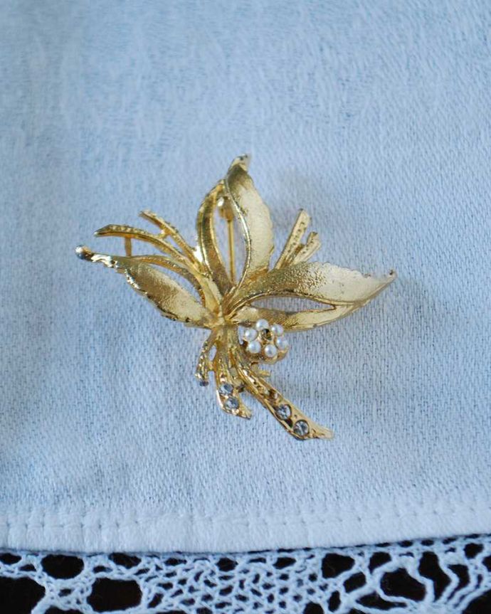 アンティーク その他の雑貨 アンティーク雑貨 イギリスで見つけたアンティークアクセサリー、ゴールドの上品なブローチ。上から見るとこんな感じですアンティークなので多少のキズ・汚れがある場合がありますが、使用上問題はありませんので、ご了承下さい。(h-541-z)