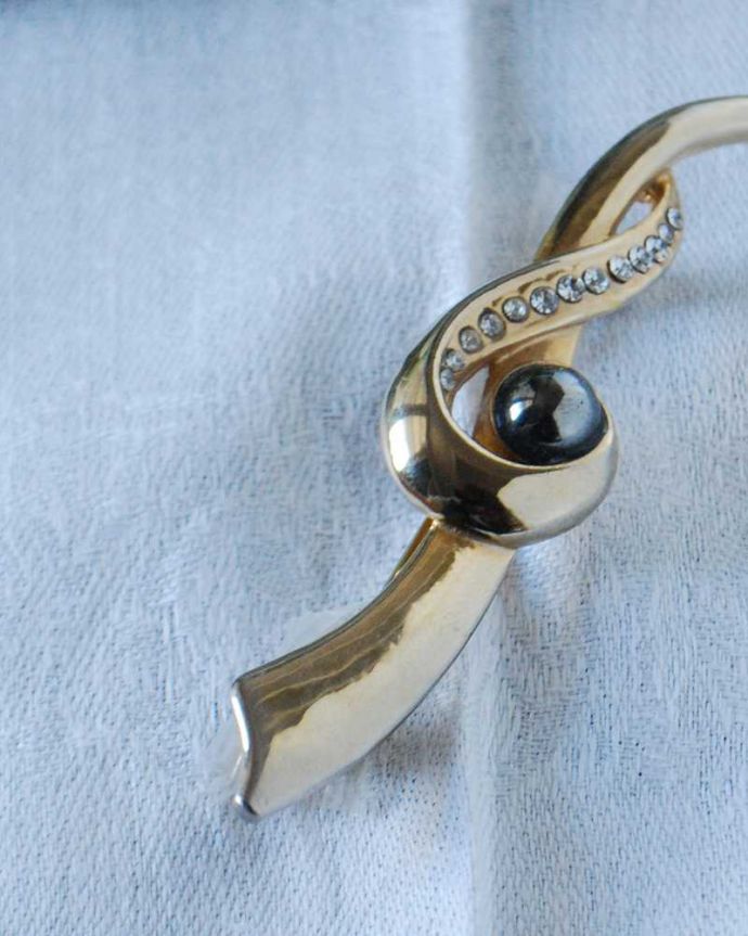 アンティーク その他の雑貨　アンティーク雑貨　イギリスから到着したアンティークアクセサリー、ゴールドのブローチ。年月を重ねた大人の雰囲気現代作られたものとは、なんだか雰囲気が違うアンティークのアクセサリー。(h-547-z)