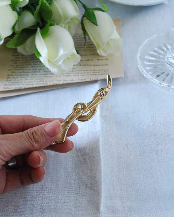 アンティーク その他の雑貨　アンティーク雑貨　イギリスから到着したアンティークアクセサリー、ゴールドのブローチ。裏から見ると･･･ちゃんと磨いて、キレイにお直ししたのでしっかり使えます。(h-547-z)