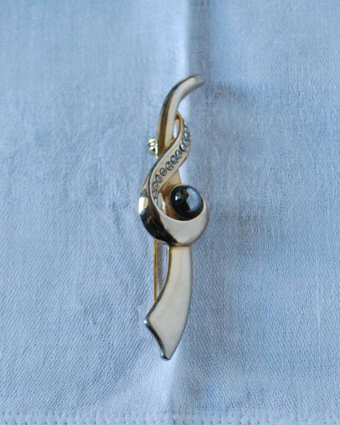 アンティーク その他の雑貨　アンティーク雑貨　イギリスから到着したアンティークアクセサリー、ゴールドのブローチ。上から見るとこんな感じですアンティークなので多少のキズ・汚れがある場合がありますが、使用上問題はありませんので、ご了承下さい。(h-547-z)