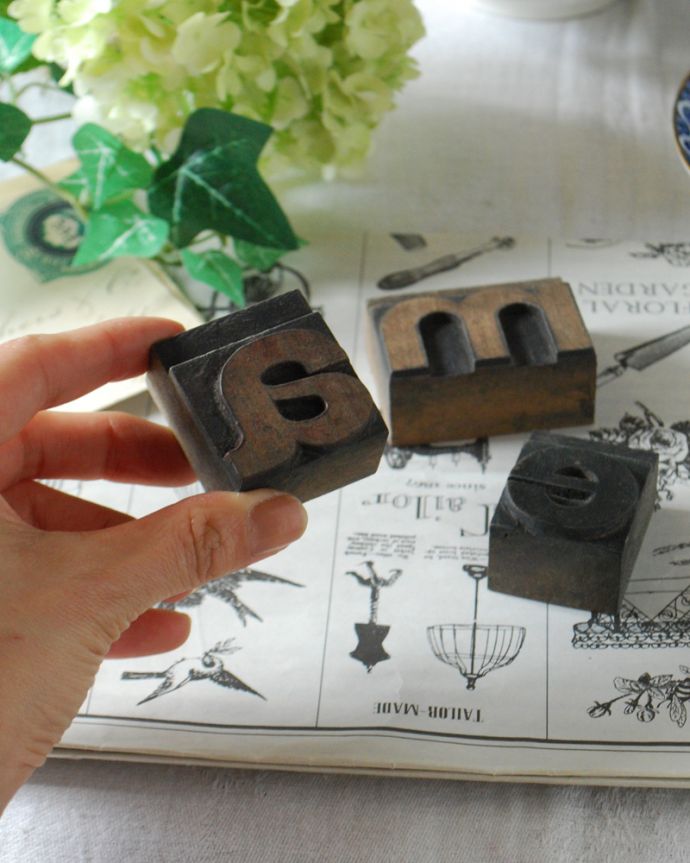 アンティーク その他の雑貨　アンティーク雑貨　イギリスで買い付けてきたアンティークスタンプセット、アルファベット30個セット。大きさはコレくらいほっこりとしたぬくもりが感じられる小さなアンティークはいかがでしょう？。(h-718-z)