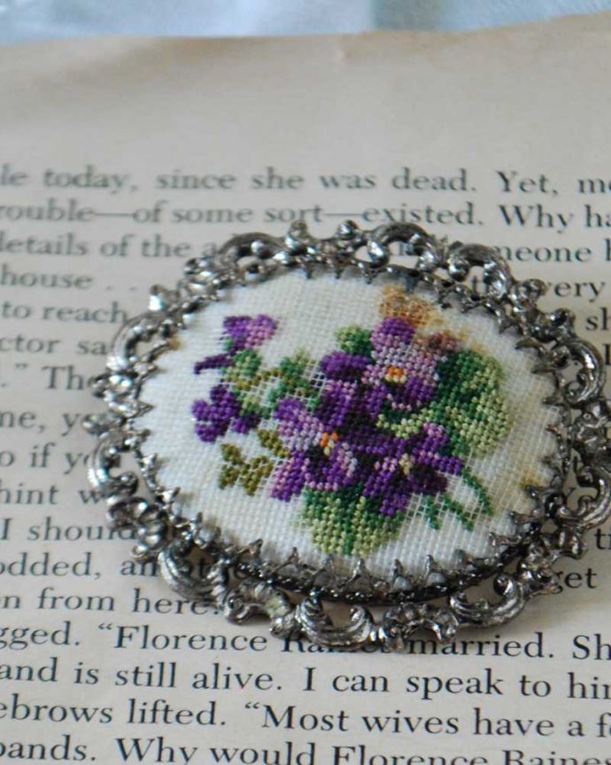 アンティーク その他の雑貨　アンティーク雑貨　イギリスで見つけた、お花の刺繍が可愛いプチポワンのアンティークブローチ。年月を重ねた大人の雰囲気現代作られたものとは、なんだか雰囲気が違うアンティークのアクセサリー。(h-553-z)