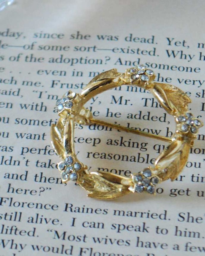 アンティーク その他の雑貨　アンティーク雑貨　小さなお花がキラキラ輝く可愛いリースのデザイン、アンティークのアクセサリーブローチ。年月を重ねた大人の雰囲気現代作られたものとは、なんだか雰囲気が違うアンティークのアクセサリー。(h-558-z)