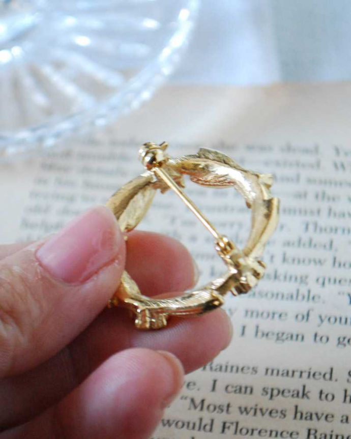 アンティーク その他の雑貨　アンティーク雑貨　小さなお花がキラキラ輝く可愛いリースのデザイン、アンティークのアクセサリーブローチ。裏から見ると･･･ちゃんと磨いて、キレイにお直ししたのでしっかり使えます。(h-558-z)