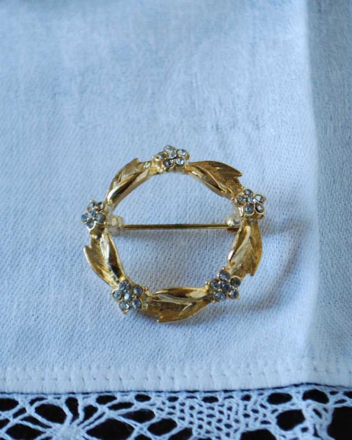 アンティーク その他の雑貨　アンティーク雑貨　小さなお花がキラキラ輝く可愛いリースのデザイン、アンティークのアクセサリーブローチ。上から見るとこんな感じですアンティークなので多少のキズ・汚れがある場合がありますが、使用上問題はありませんので、ご了承下さい。(h-558-z)