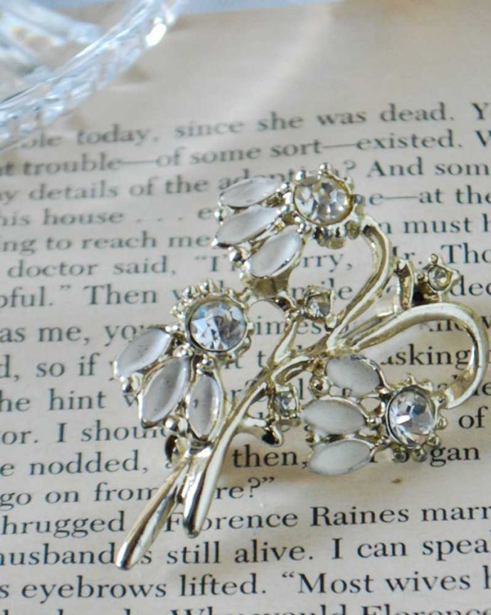 アンティーク その他の雑貨　アンティーク雑貨　イギリスで見つけたアンティークアクセサリー、きらきら輝くお花のブローチ。年月を重ねた大人の雰囲気現代作られたものとは、なんだか雰囲気が違うアンティークのアクセサリー。(h-560-z)