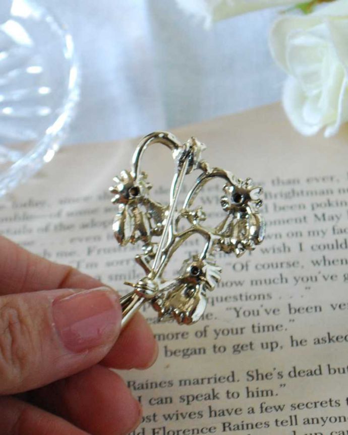 アンティーク その他の雑貨　アンティーク雑貨　イギリスで見つけたアンティークアクセサリー、きらきら輝くお花のブローチ。裏から見ると･･･ちゃんと磨いて、キレイにお直ししたのでしっかり使えます。(h-560-z)