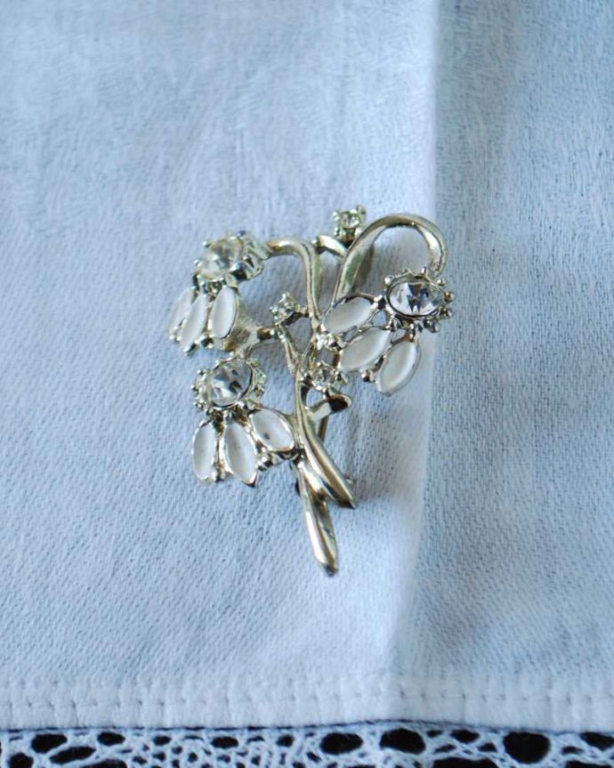 アンティーク その他の雑貨　アンティーク雑貨　イギリスで見つけたアンティークアクセサリー、きらきら輝くお花のブローチ。上から見るとこんな感じですアンティークなので多少のキズ・汚れがある場合がありますが、使用上問題はありませんので、ご了承下さい。(h-560-z)