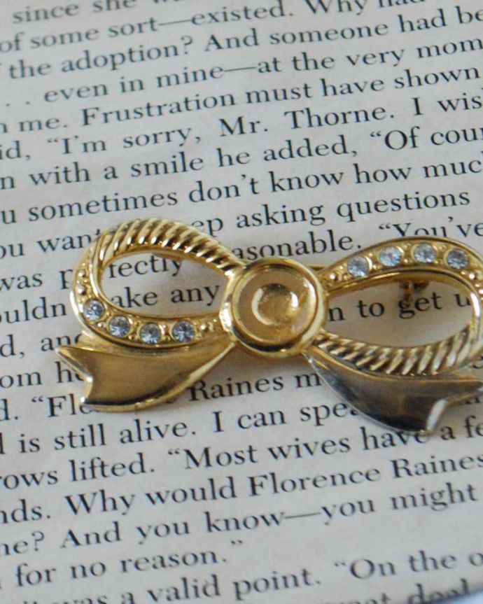 アンティーク その他の雑貨　アンティーク雑貨　ゴールドリボンのイギリスから到着したアンティークブローチ（アクセサリー）。年月を重ねた大人の雰囲気現代作られたものとは、なんだか雰囲気が違うアンティークのアクセサリー。(h-566-z)