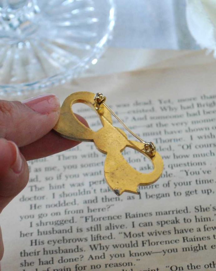 アンティーク その他の雑貨　アンティーク雑貨　ゴールドリボンのイギリスから到着したアンティークブローチ（アクセサリー）。裏から見ると･･･ちゃんと磨いて、キレイにお直ししたのでしっかり使えます。(h-566-z)