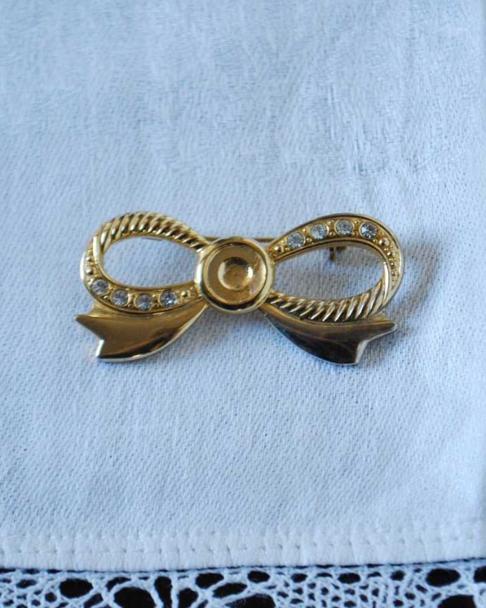 アンティーク その他の雑貨　アンティーク雑貨　ゴールドリボンのイギリスから到着したアンティークブローチ（アクセサリー）。上から見るとこんな感じですアンティークなので多少のキズ・汚れがある場合がありますが、使用上問題はありませんので、ご了承下さい。(h-566-z)