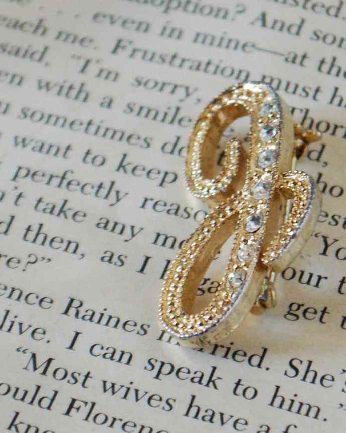 アンティーク その他の雑貨　アンティーク雑貨　イギリスで見つけたアンティークのイニシャルブローチ、モノグラムアクセサリー。年月を重ねた大人の雰囲気現代作られたものとは、なんだか雰囲気が違うアンティークのアクセサリー。(h-569-z)