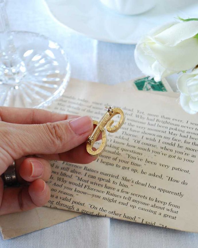 アンティーク その他の雑貨　アンティーク雑貨　イギリスで見つけたアンティークのイニシャルブローチ、モノグラムアクセサリー。裏から見ると･･･ちゃんと磨いて、キレイにお直ししたのでしっかり使えます。(h-569-z)