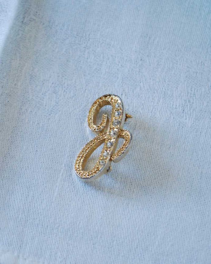 アンティーク その他の雑貨　アンティーク雑貨　イギリスで見つけたアンティークのイニシャルブローチ、モノグラムアクセサリー。上から見るとこんな感じですアンティークなので多少のキズ・汚れがある場合がありますが、使用上問題はありませんので、ご了承下さい。(h-569-z)