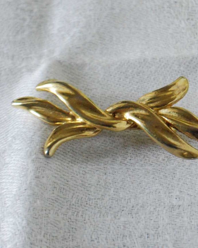 アンティーク その他の雑貨　アンティーク雑貨　イギリスから到着したゴールドリボンのアンティークブローチ 。年月を重ねた大人の雰囲気現代作られたものとは、なんだか雰囲気が違うアンティークのアクセサリー。(h-575-z)