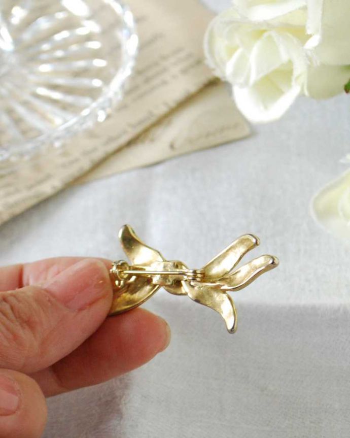 アンティーク その他の雑貨　アンティーク雑貨　イギリスから到着したゴールドリボンのアンティークブローチ 。裏から見ると･･･ちゃんと磨いて、キレイにお直ししたのでしっかり使えます。(h-575-z)