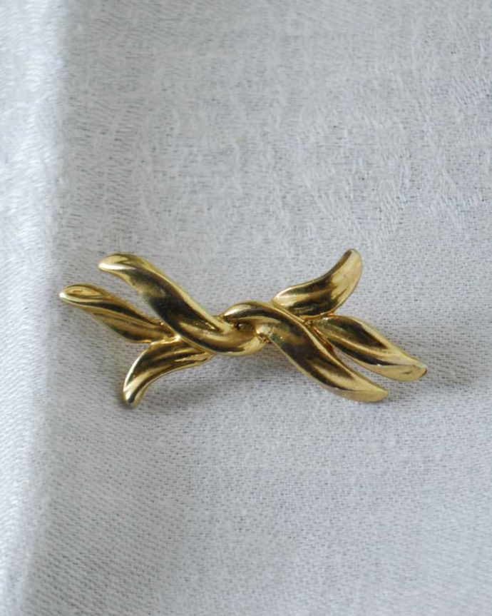 アンティーク その他の雑貨　アンティーク雑貨　イギリスから到着したゴールドリボンのアンティークブローチ 。上から見るとこんな感じですアンティークなので多少のキズ・汚れがある場合がありますが、使用上問題はありませんので、ご了承下さい。(h-575-z)