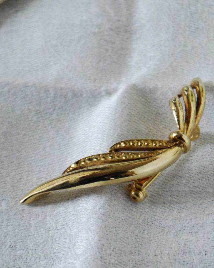 アンティーク その他の雑貨　アンティーク雑貨　イギリスで見つけたゴールドのアンティークブローチ。年月を重ねた大人の雰囲気現代作られたものとは、なんだか雰囲気が違うアンティークのアクセサリー。(h-581-z)