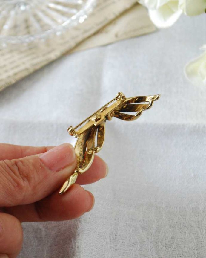 アンティーク その他の雑貨　アンティーク雑貨　イギリスで見つけたゴールドのアンティークブローチ。裏から見ると･･･ちゃんと磨いて、キレイにお直ししたのでしっかり使えます。(h-581-z)