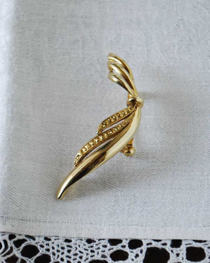 アンティーク その他の雑貨　アンティーク雑貨　イギリスで見つけたゴールドのアンティークブローチ。上から見るとこんな感じですアンティークなので多少のキズ・汚れがある場合がありますが、使用上問題はありませんので、ご了承下さい。(h-581-z)