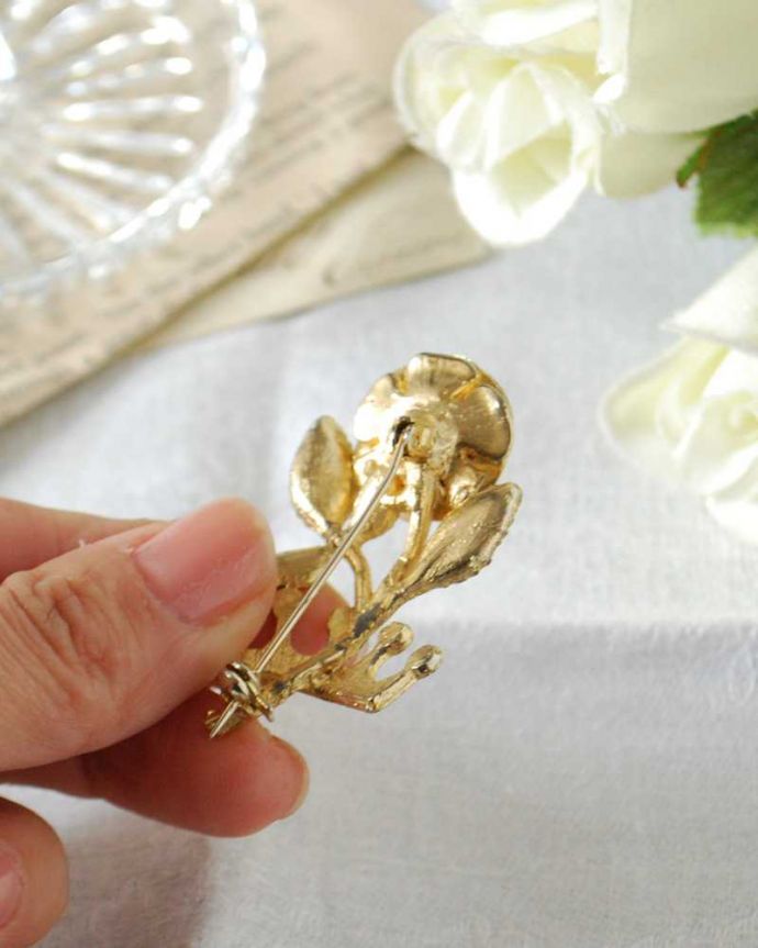 アンティーク その他の雑貨 アンティーク雑貨 イギリスで見つけたアンティークアクセサリー、ゴールドローズのブローチ。裏から見ると・・・ちゃんと磨いて、キレイにお直ししたのでしっかり使えます。(h-582-z)