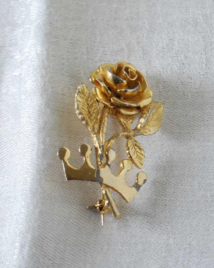 アンティーク その他の雑貨 アンティーク雑貨 イギリスで見つけたアンティークアクセサリー、ゴールドローズのブローチ。上から見るとこんな感じですアンティークなので多少のキズ・汚れがある場合がありますが、使用上問題はありませんので、ご了承下さい。(h-582-z)