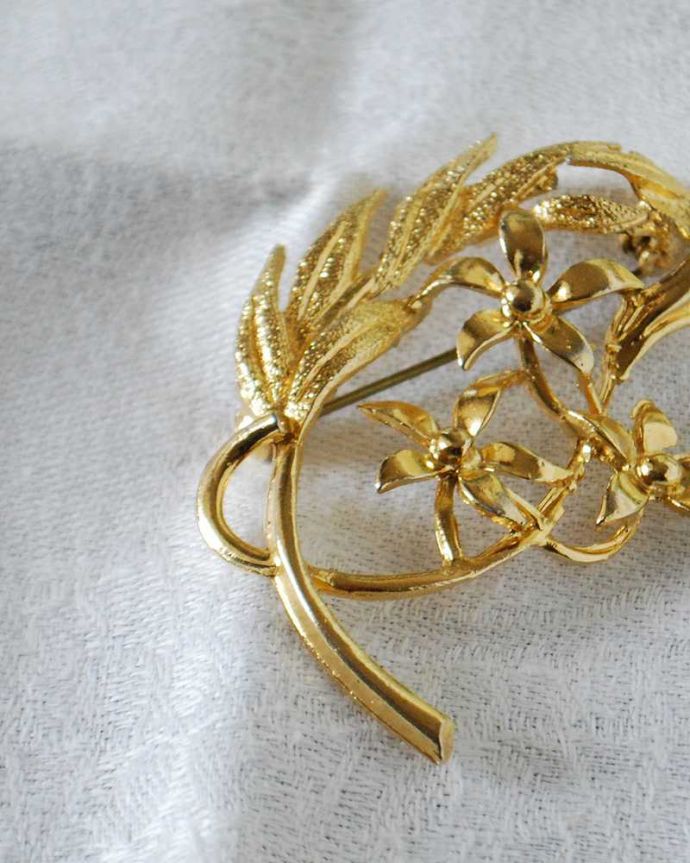 アンティーク その他の雑貨　アンティーク雑貨　イギリスで見つけたアンティークアクセサリー、上品なお花のブローチ。年月を重ねた大人の雰囲気現代作られたものとは、なんだか雰囲気が違うアンティークのアクセサリー。(h-589-z)