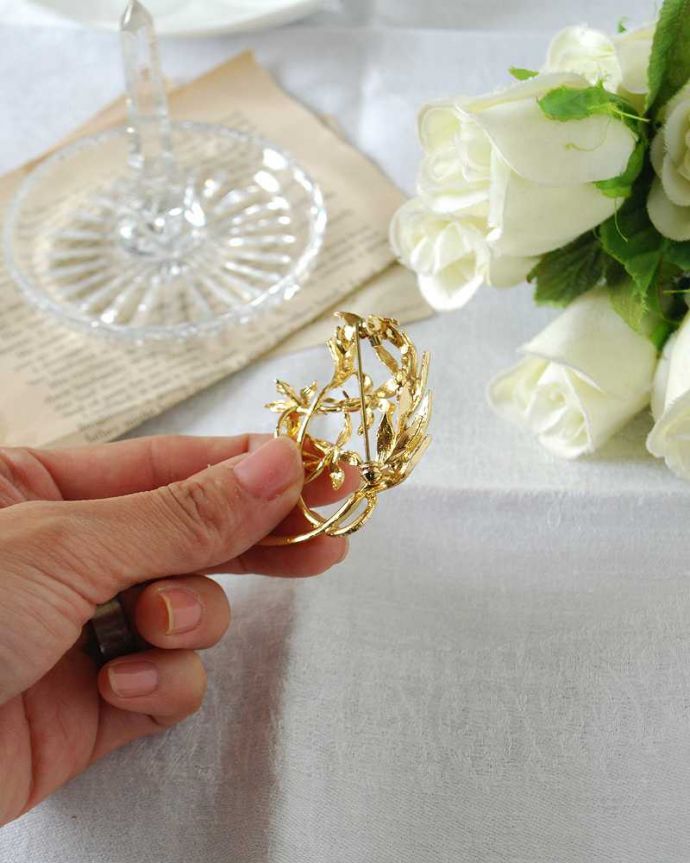 アンティーク その他の雑貨　アンティーク雑貨　イギリスで見つけたアンティークアクセサリー、上品なお花のブローチ。裏から見ると･･･ちゃんと磨いて、キレイにお直ししたのでしっかり使えます。(h-589-z)