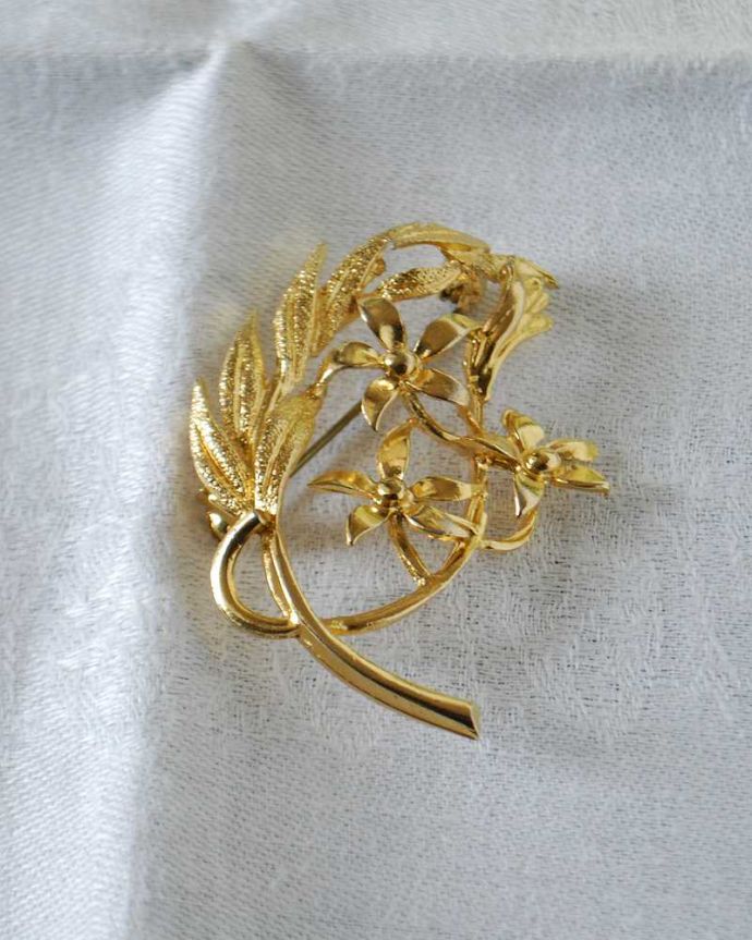 アンティーク その他の雑貨　アンティーク雑貨　イギリスで見つけたアンティークアクセサリー、上品なお花のブローチ。上から見るとこんな感じですアンティークなので多少のキズ・汚れがある場合がありますが、使用上問題はありませんので、ご了承下さい。(h-589-z)