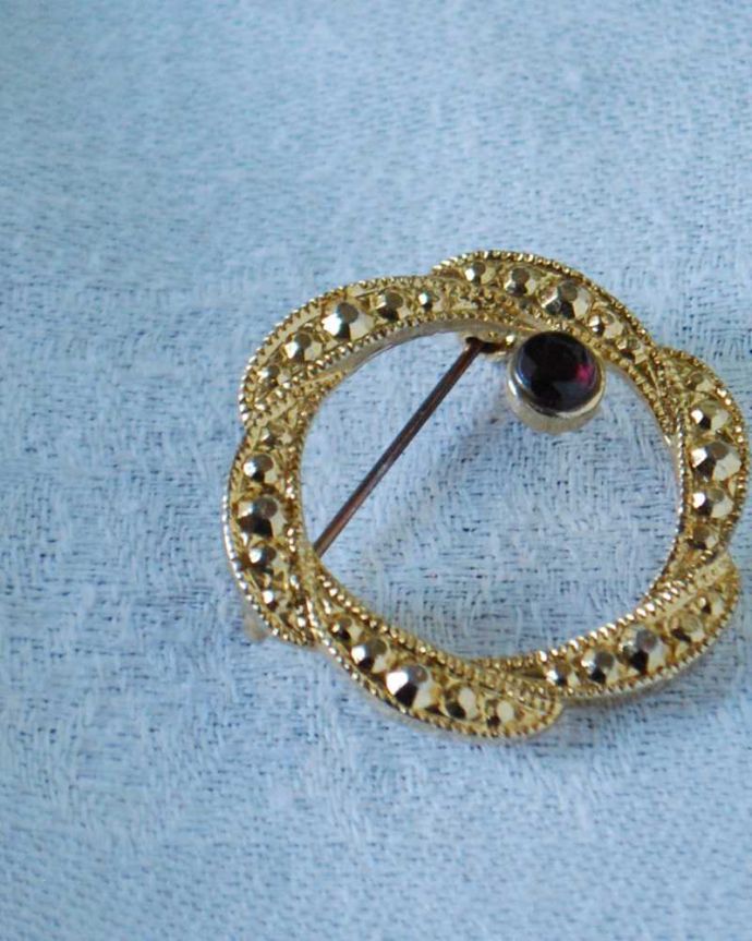 アンティーク その他の雑貨 アンティーク雑貨 ゴールドのリース型のブローチ、イギリスで見つけたアンティークブローチ。年月を重ねた大人の雰囲気現代作られたものとは、なんだか雰囲気が違うアンティークのアクセサリー。(h-606-z)