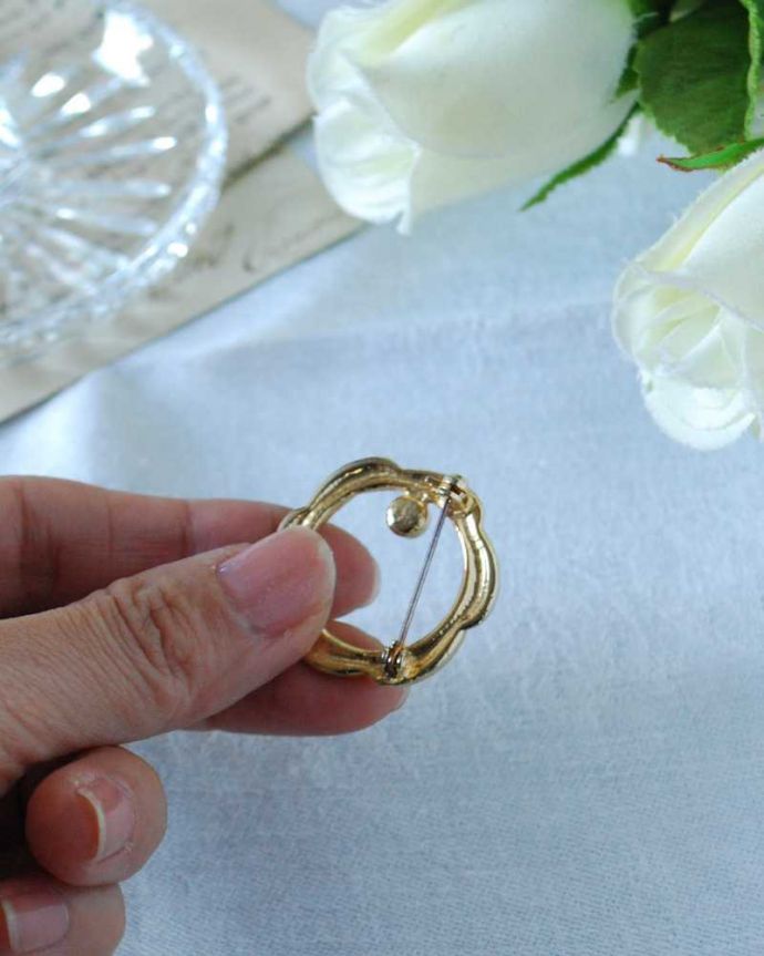 アンティーク その他の雑貨 アンティーク雑貨 ゴールドのリース型のブローチ、イギリスで見つけたアンティークブローチ。裏から見ると・・・ちゃんと磨いて、キレイにお直ししたのでしっかり使えます。(h-606-z)