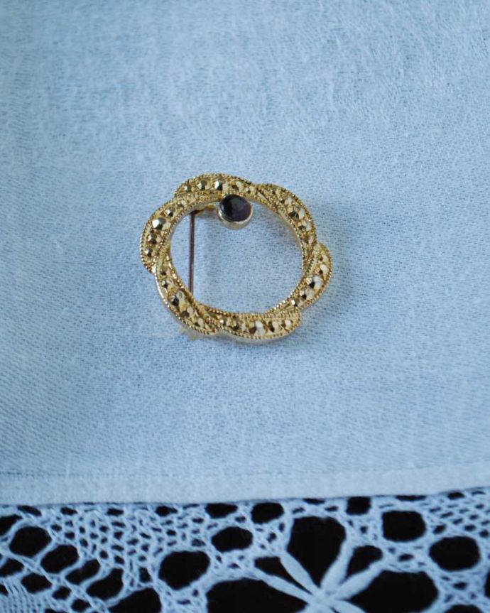 アンティーク その他の雑貨 アンティーク雑貨 ゴールドのリース型のブローチ、イギリスで見つけたアンティークブローチ。上から見るとこんな感じですアンティークなので多少のキズ・汚れがある場合がありますが、使用上問題はありませんので、ご了承下さい。(h-606-z)