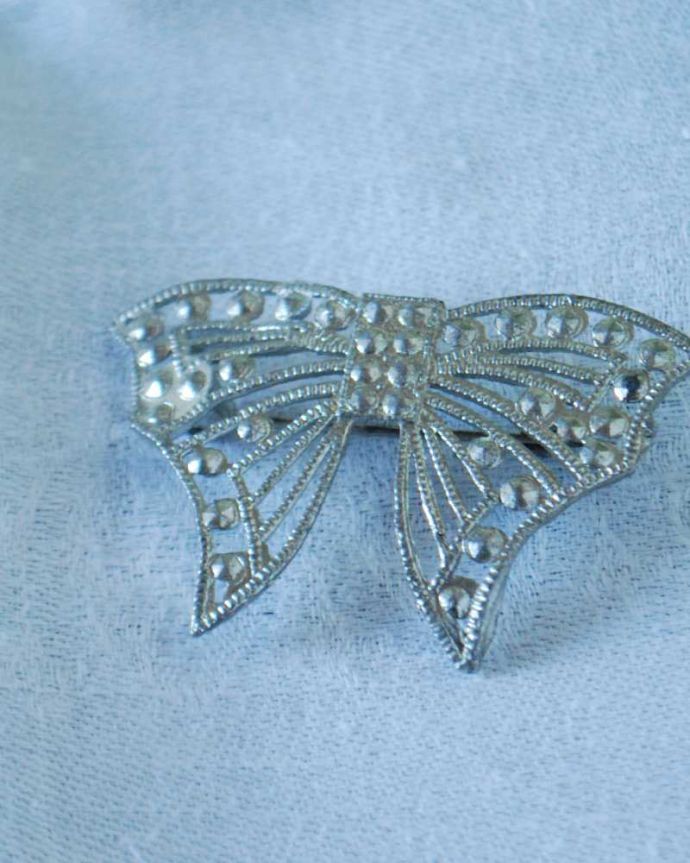 アンティーク その他の雑貨 アンティーク雑貨 イギリスから到着したリボンのアンティークブローチ。年月を重ねた大人の雰囲気現代作られたものとは、なんだか雰囲気が違うアンティークのアクセサリー。(h-611-z)