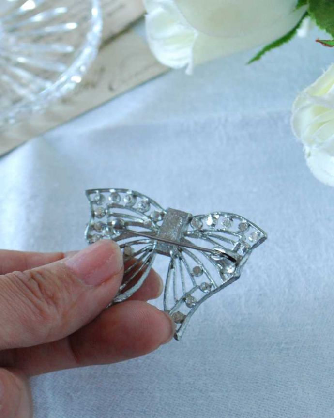 アンティーク その他の雑貨 アンティーク雑貨 イギリスから到着したリボンのアンティークブローチ。裏から見ると・・・ちゃんと磨いて、キレイにお直ししたのでしっかり使えます。(h-611-z)