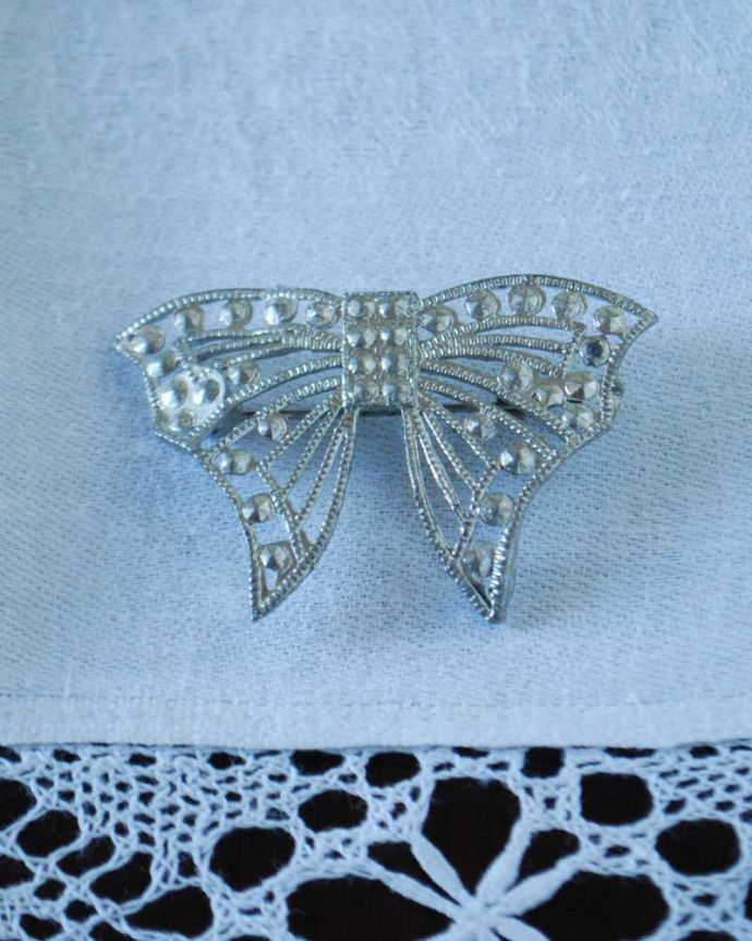 アンティーク その他の雑貨 アンティーク雑貨 イギリスから到着したリボンのアンティークブローチ。上から見るとこんな感じですアンティークなので多少のキズ・汚れがある場合がありますが、使用上問題はありませんので、ご了承下さい。(h-611-z)