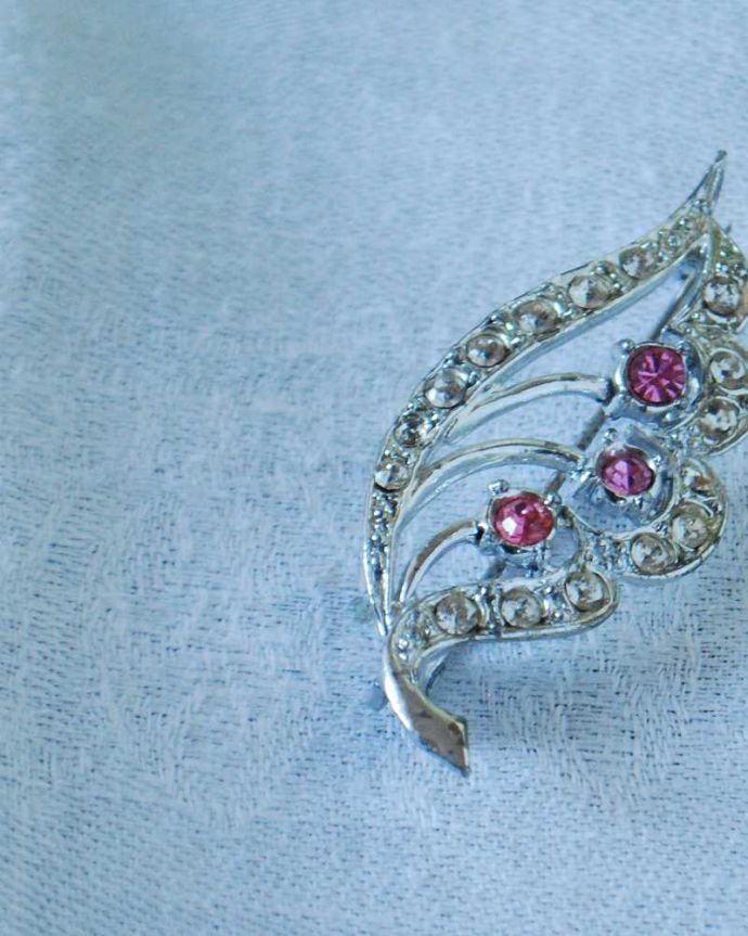 アンティーク その他の雑貨　アンティーク雑貨　イギリスで見つけたアンティークアクセサリー、輝くリーフのブローチ。年月を重ねた大人の雰囲気現代作られたものとは、なんだか雰囲気が違うアンティークのアクセサリー。(h-614-z)